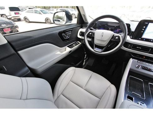 Used 2025 Lincoln Aviator 2WD image 12