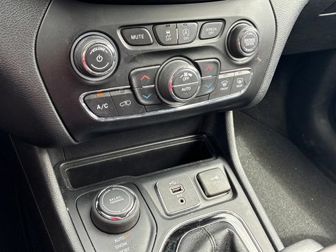 Used 2019 Jeep Cherokee Limited AWD/4WD image 28