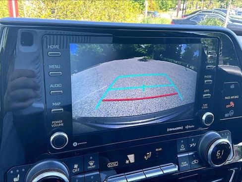 Used 2022 Toyota Highlander XLE AWD/4WD image 17