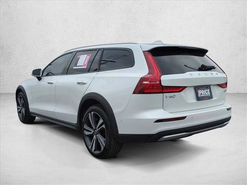 Used 2025 Volvo V60 B5 Cross Country Plus image 8