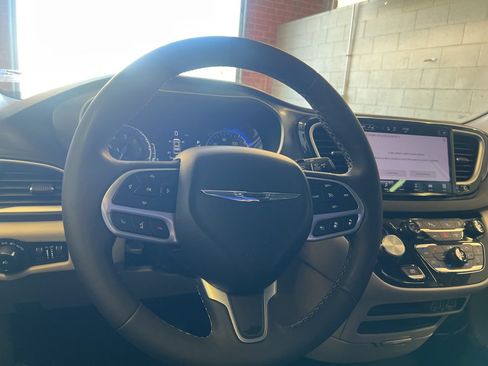 Used 2024 Chrysler Pacifica Touring-L FWD image 23