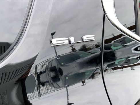 Used 2023 GMC Acadia SLE w/ Driver Convenience Package image 10