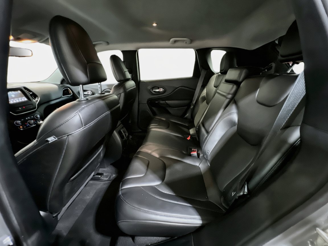 Used 2019 Jeep Cherokee Latitude Plus FWD image 16