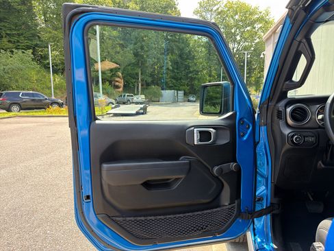 Used 2022 Jeep Wrangler Sport AWD/4WD image 9