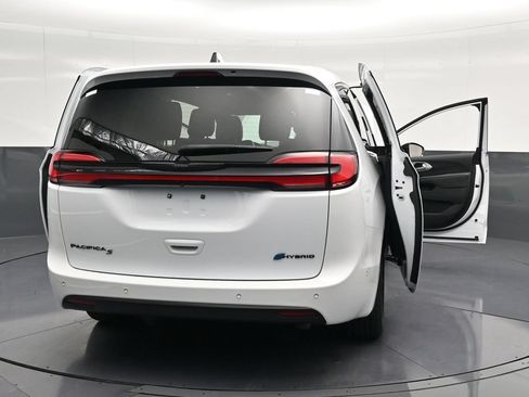 Used 2024 Chrysler Pacifica Limited FWD image 39