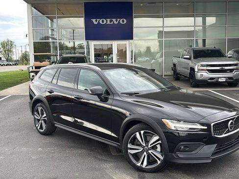 Certified 2025 Volvo V60 B5 Cross Country Plus AWD/4WD image 2