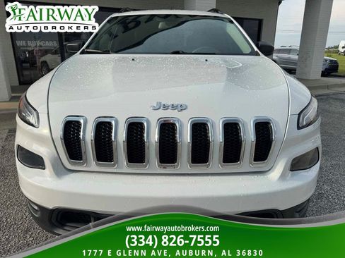 Used 2017 Jeep Cherokee Sport FWD image 3