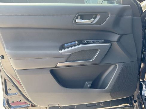 New 2025 Nissan Pathfinder SL image 13