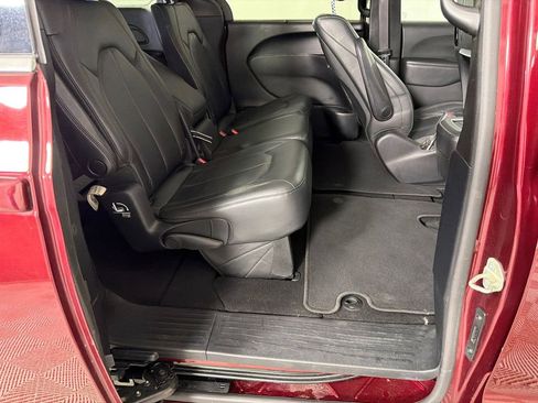 Used 2019 Chrysler Pacifica Touring-L FWD image 14