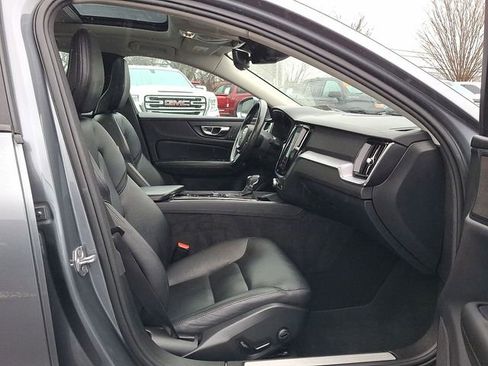Used 2019 Volvo S60 T6 Momentum w/ Multimedia Package image 27