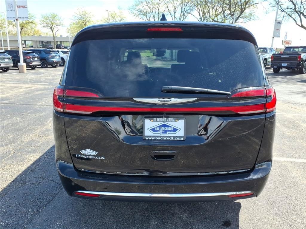 Used 2024 Chrysler Pacifica Touring-L FWD image 6