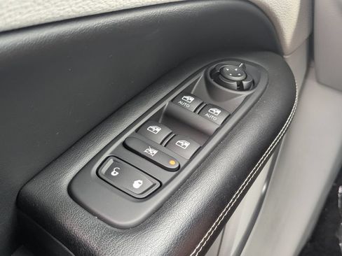 Used 2018 Jeep Compass Latitude w/ Popular Equipment Group FWD image 10