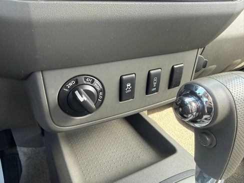 Used 2013 Nissan Frontier SV w/ SV Value Truck Pkg AWD/4WD image 27