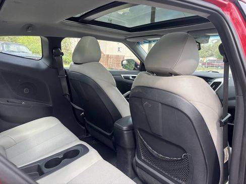 Used 2013 Hyundai Veloster w/ Style Pkg image 19