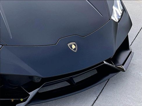 Used 2020 Lamborghini Huracan EVO image 25