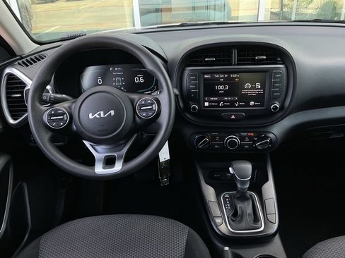 Used 2025 Kia Soul LX w/ LX Technology Package FWD image 11