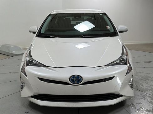 Used 2016 Toyota Prius Four image 2