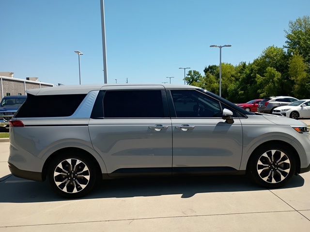 Used 2024 Kia Carnival EX FWD image 4