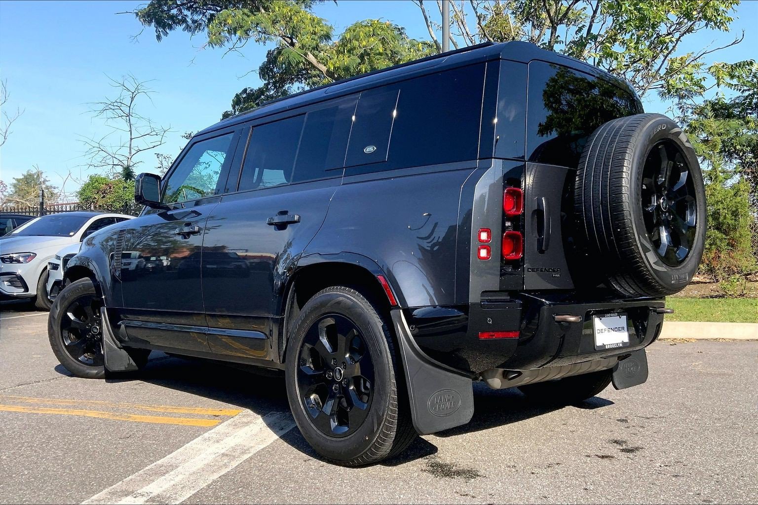 Certified 2023 Land Rover Defender 110 X-Dynamic SE AWD/4WD image 3