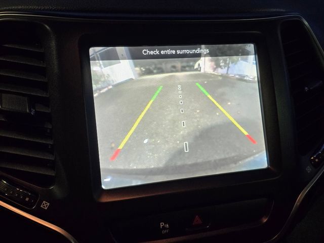 Used 2019 Jeep Cherokee Trailhawk AWD/4WD image 28