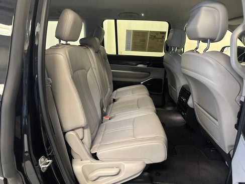Used 2022 Jeep Wagoneer Series III AWD/4WD image 18