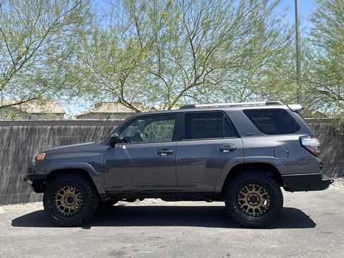Used 2020 Toyota 4Runner SR5 AWD/4WD image 5
