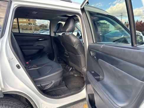 Used 2022 Toyota Highlander XLE image 6