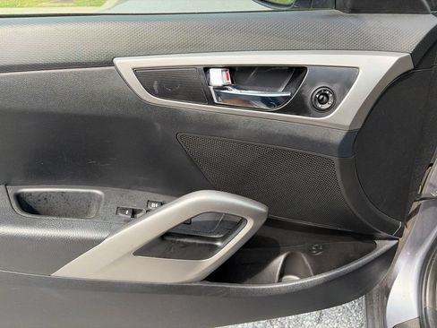 Used 2017 Hyundai Veloster FWD image 13
