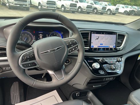 New 2025 Chrysler Pacifica Select image 9