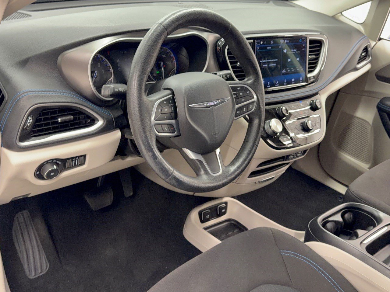 Used 2021 Chrysler Pacifica Touring FWD image 4