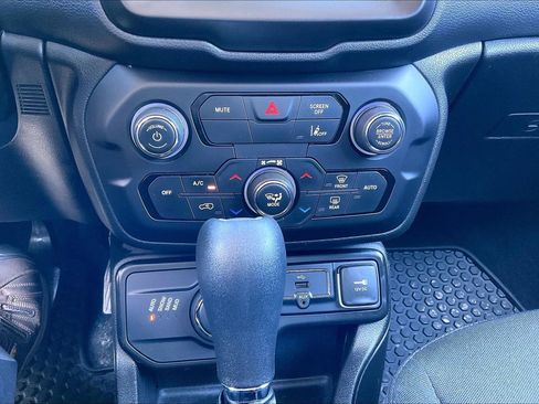 Used 2023 Jeep Renegade Latitude w/ Premium Group AWD/4WD image 20