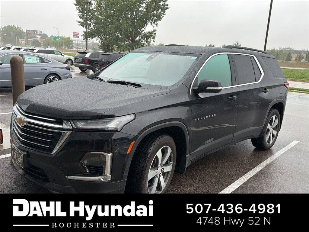 Used 2022 Chevrolet Traverse LT w/ LT Premium Package AWD/4WD image 1