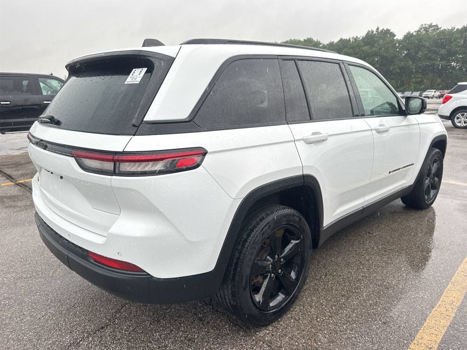 Used 2023 Jeep Grand Cherokee Altitude AWD/4WD image 4