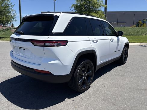 Certified 2024 Jeep Grand Cherokee Altitude AWD/4WD image 9