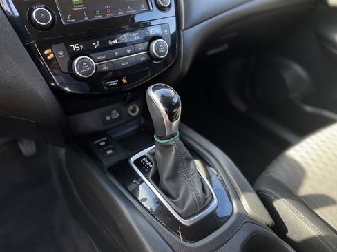 Used 2020 Nissan Rogue SV w/ Premium Package image 12