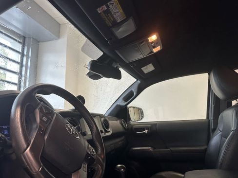 Used 2018 Toyota Tacoma TRD Sport image 14