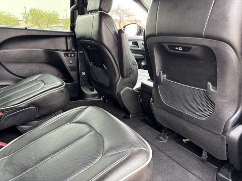 Used 2025 Chrysler Pacifica Limited FWD image 13