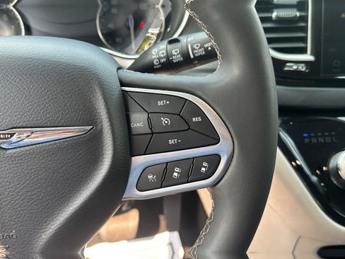 Used 2023 Chrysler Pacifica Touring-L FWD image 19