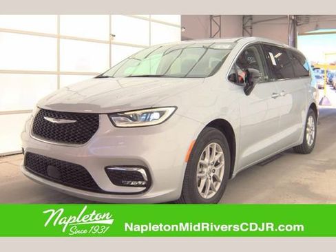 Used 2024 Chrysler Pacifica Touring-L FWD image 1