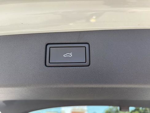 New 2025 Volkswagen Tiguan SE image 12