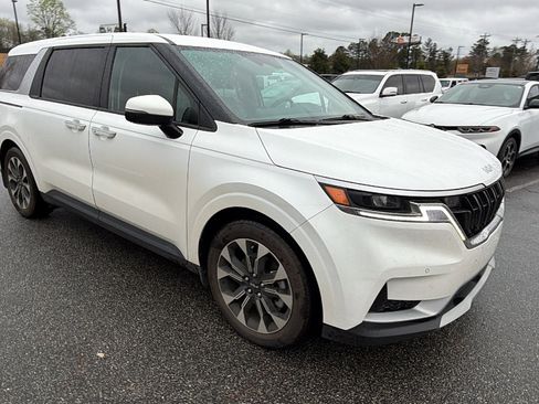 Used 2017 Kia Sedona LX image 5