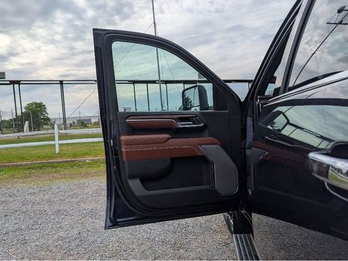 Used 2024 GMC Sierra 3500 Denali Ultimate AWD/4WD image 11