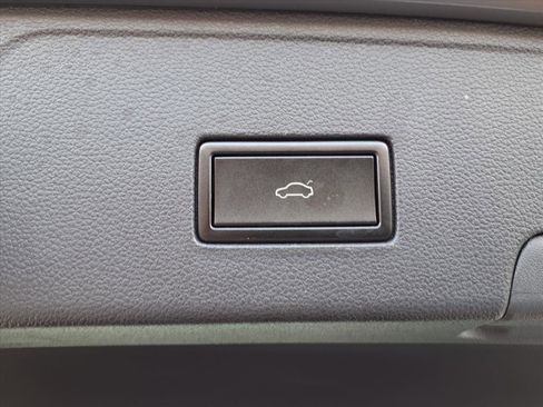 Used 2021 Volkswagen Atlas Cross Sport SE image 30