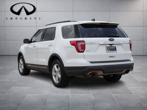 Used 2018 Ford Explorer XLT FWD image 5