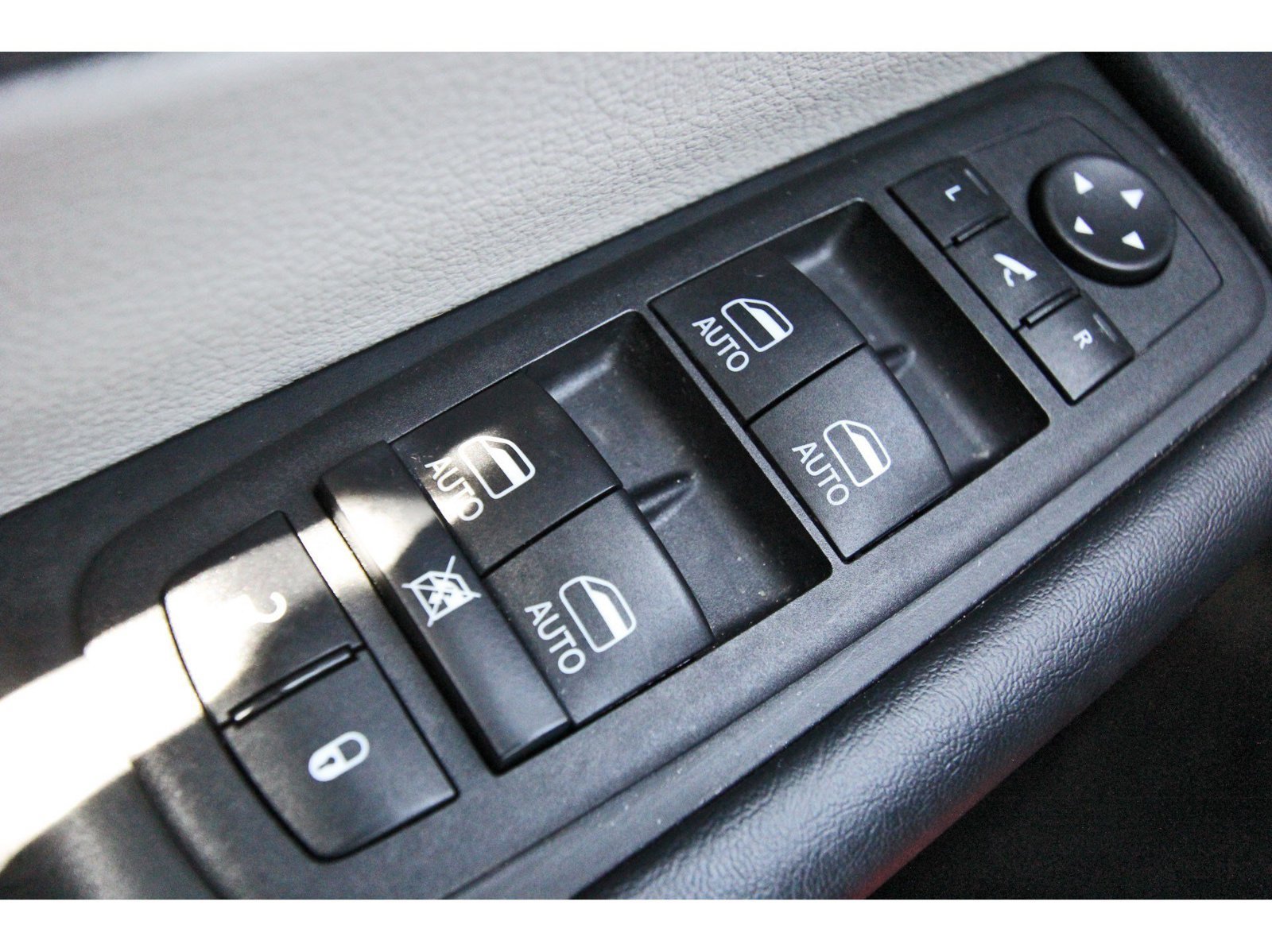 Used 2023 Chrysler Pacifica Limited FWD image 19