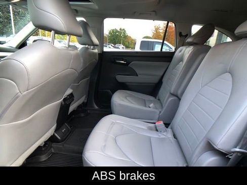 Used 2023 Toyota Highlander XLE image 22