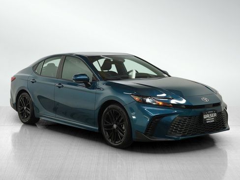 Used 2025 Toyota Camry SE image 7