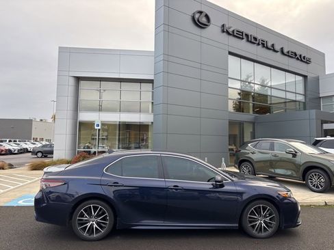 Used 2022 Toyota Camry SE image 2