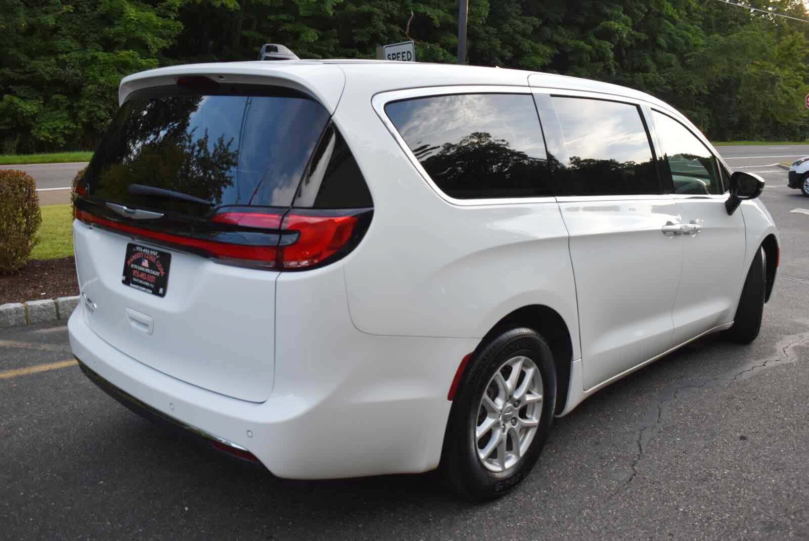 Used 2025 Chrysler Pacifica Select FWD image 4