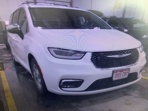 Used 2023 Chrysler Pacifica Limited image 7